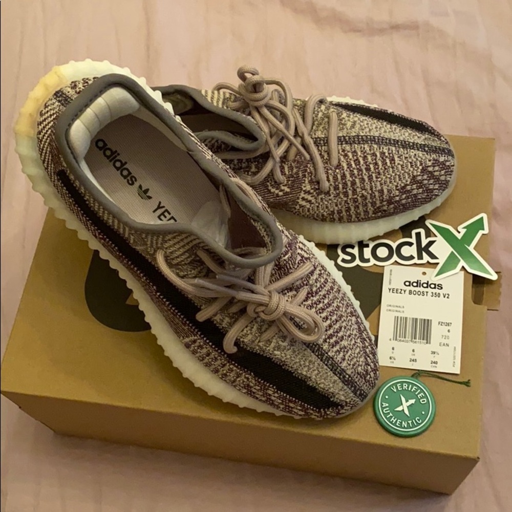 SOLD Yeezy boost 350 zyon sneaker size 6.5